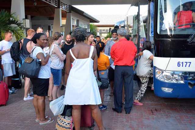 Imagen de los últimos turistas que fueron evacuados.