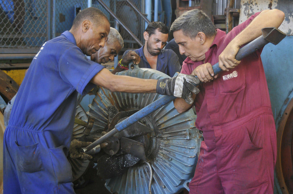 ALa tarea es difícil; requiere profesionalidad –algo que distingue a los afiliados al Sindicato de Energía y Minas en el taller Juan Ronda. Foto: José Raúl Rodríguez Robleda