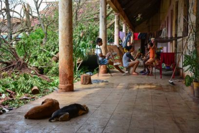 Manos amigas levantan a Esmeralda