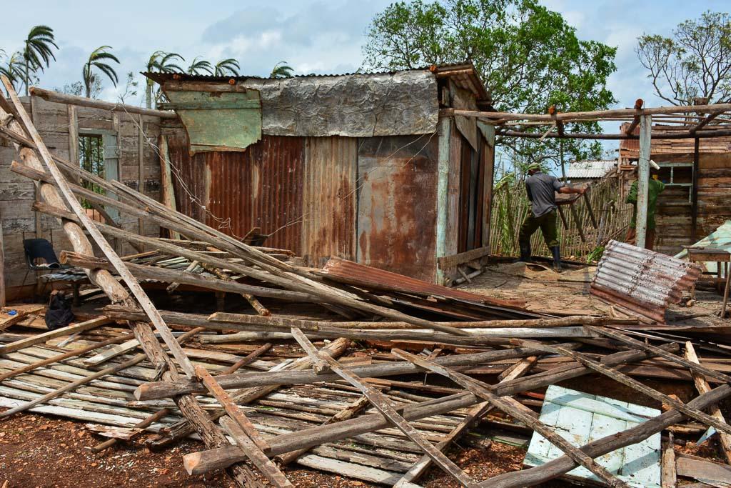 Varias casas quedaron totalmente destruidas en Esmeralda pero los mismos pobladores de la zona recuperan los techos que se puedan reutilizar