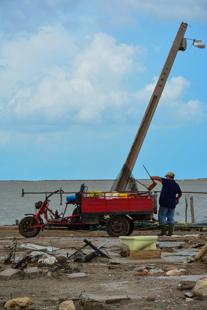 Los habitantes de playa Jigüey perdieron sus viviendas y tuvieron que rescatar a casi un kilómetro de distancia algunas de sus pertenencias. Foto: Leandro Armando Pérez Pérez
