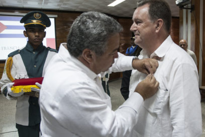 Otorgan Medalla de la Amistad a sindicalista francés