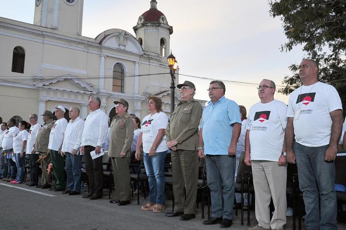 The people of Cienfuegos, along with Party leaders and government authorities, paid tribute to martyrs and heroes of the September 5, 1957 uprising. Photo: Estudio Revolución