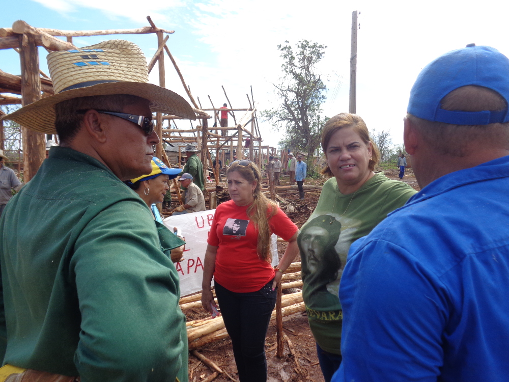 Carmen Rosa López agradeció la iniciativa que tuvieron los azucareros agramontinos de ser ellos mismos los encargados de recuperar sus industrias, y con ello a la población aledaña. Foto: Gretel Díaz Montalvo