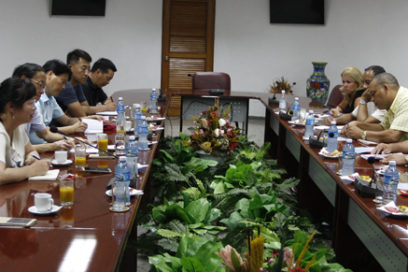 Recibe Ulises Guilarte a sindicalistas chinos