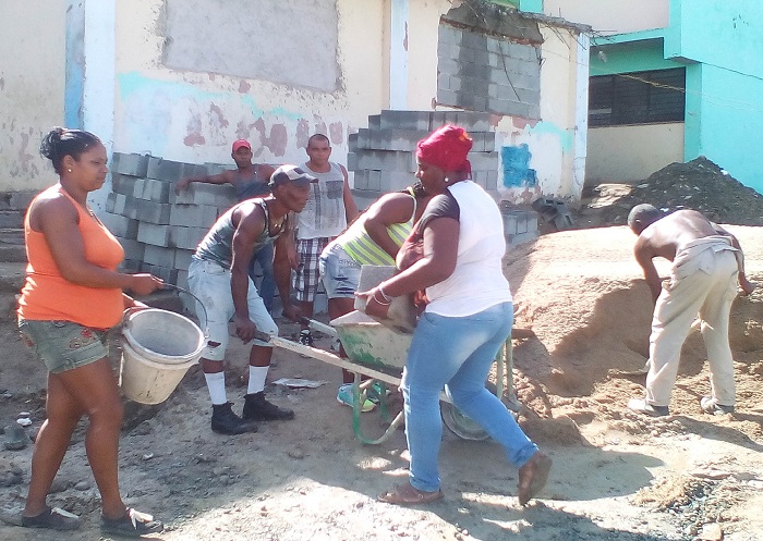 En las comunidades donde se desarrolla el proyecto Santiago Arde también se aportaron horas de trabajo voluntario. Foto: Betty Beatón Ruiz