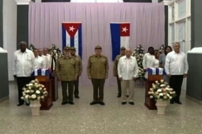 Preside Raúl acto político y ceremonia militar de inhumación de los restos de Céspedes y Mariana