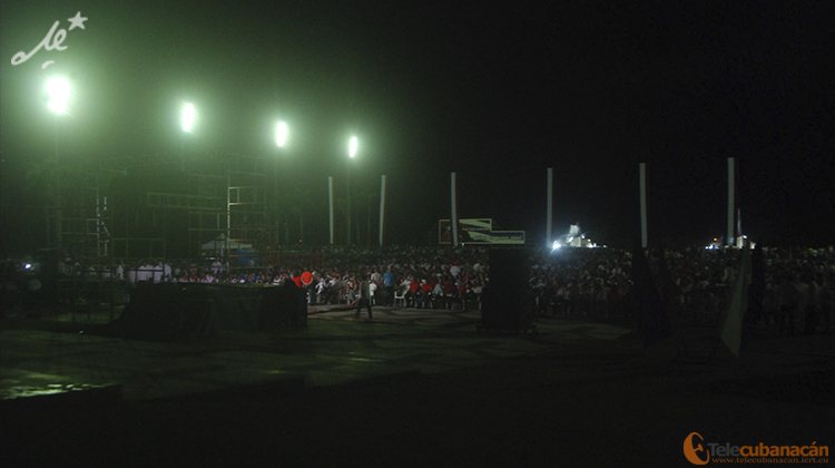 Alrededor de 60 mil villaclareños asisten a la Plaza Ernesto Guevara para rendirle tributo al Guerrillero Heroico. Foto: Telecubanacán.