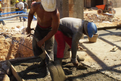 Denuncian afectaciones del bloqueo en la construcción