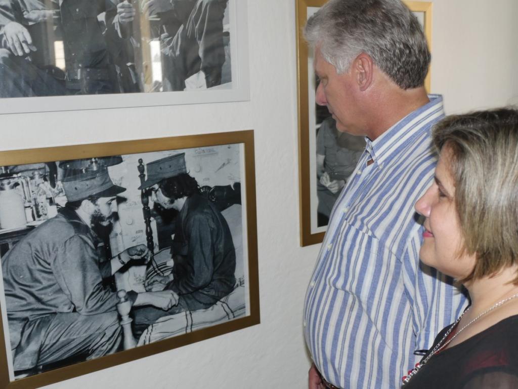 Díaz Canel inauguró la exposición de fotografía , titulada 20 años del regreso, muestra que contiene quince instantáneas de los momentos acaecidos durante las honras fúnebres y la ceremonia de inhumación de los restos en el Memorial hace dos décadas, la cual presidió el Comandante en Jefe Fidel Castro. Foto: Javier Hernández