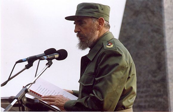 Pronuncia discurso durante un acto político en Bridgetown, Barbados, en conmemoración por el Crimen de Barbados, 1 de agosto de 1998. Foto: Estudios Revolución/ Fidel Soldado de las Ideas