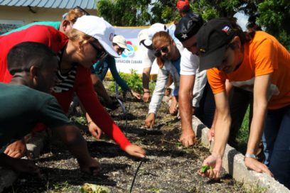 Holguineros con el Che como bandera del trabajo