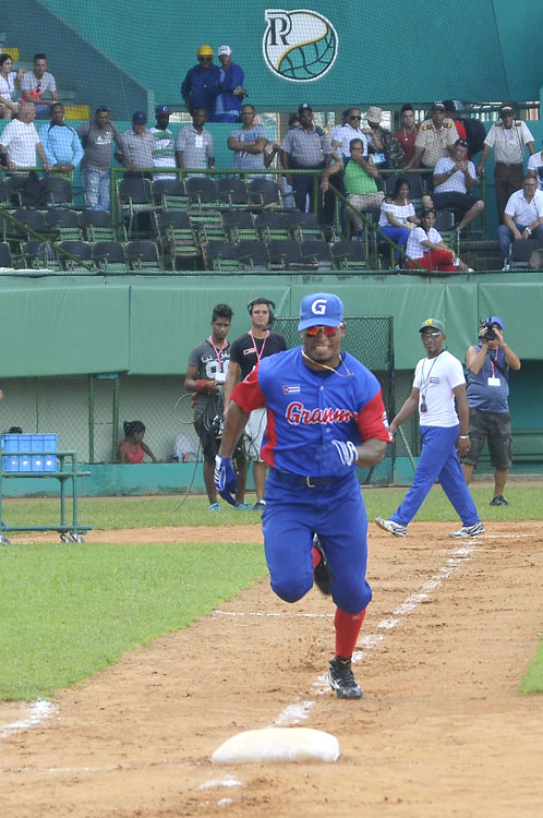 Roel Santos, ganador de home a primera. Foto: José Raúl Rodríguez Robleda