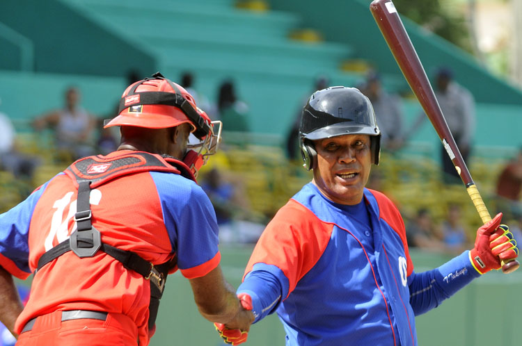 Otra vez Víctor Mesa volvió a ser centro de atención con uno de los dos hits de Occidentales. Foto: José R. Rodríguez Robleda