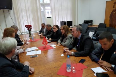 Diputados cubanos rinden homenaje a Revolución de Octubre