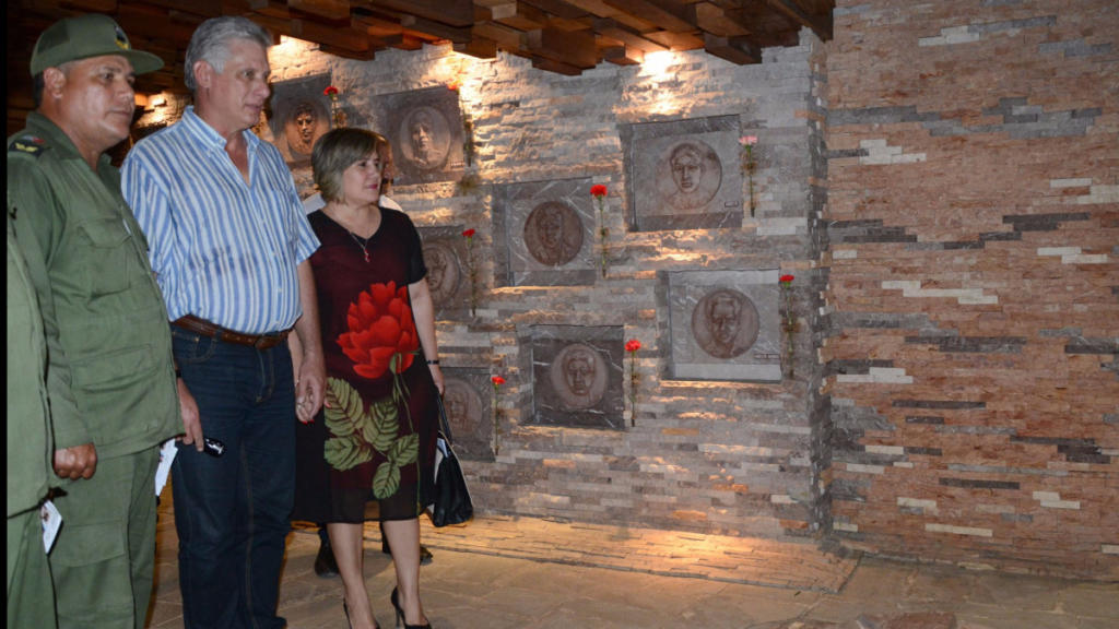 Miguel Díaz-Canel, miembro del Buró Político y Primer Vicepresidente de los Consejos de Estado y de Ministros, rinde homenaje al Che, en el memorial que guarda sus restos y de sus compañeros de lucha caídos en Bolivia, ubicado en el Complejo Escultórico Ernesto Guevara, en la ciudad de Santa Clara, provincia Villa Clara Autor: Arelys María Echavarría