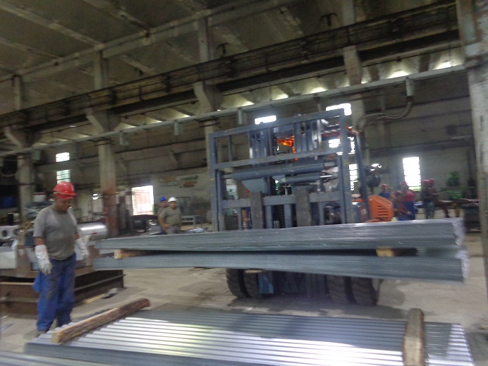 En Planta Mecánica se apoya la recuperación con la fabricación de tejas metálicas. Foto: Lourdes Rey Veitia
