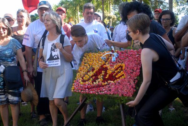 Integrantes de la Brigada Por los Caminos del Che, rinden tributo al Comandante Ernesto Guevara de la Serna, en el Campamento Internacional Julio Antonio Mella, de Caimito. Foto: Odalis Acosta Góngora