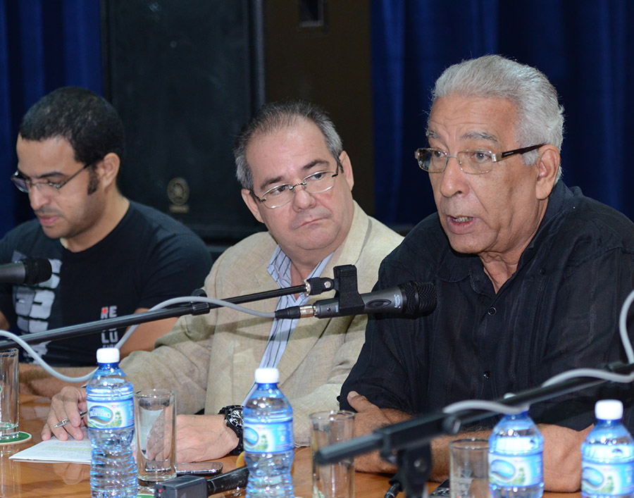 Eduardo Torres Cuevas junto a Alexis Triana y Rubiel García González en conferencia de prensa con motivo de conocer los festejos por la Jornada de la Cultura Cubana. Foto: Juan Carlos Borjas