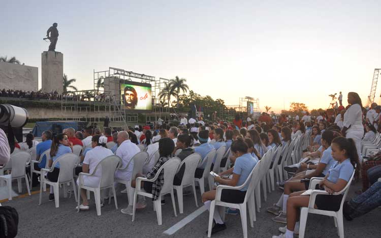 Amanece en Santa Clara. Miles de villaclareños, a nombre del pueblo de Cuba, se reúnen en este sitial sagrado para rendir tributo al Guerrillero de América. Foto: Marelys Concepción