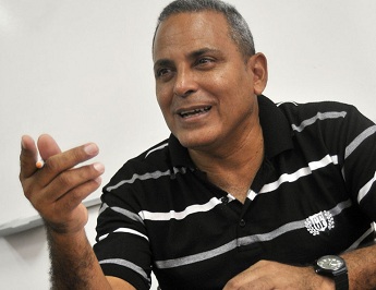 Los dirigentes sindicales requieren estar bien preparados para actuar con eficacia, representar a los trabajadores y también cumplir su papel de formadores de valores laborales, patrióticos y morales, afirma Carlos de Dios Oquendo, secretario general del SNTC. Foto: José Raúl Rodríguez Robleda