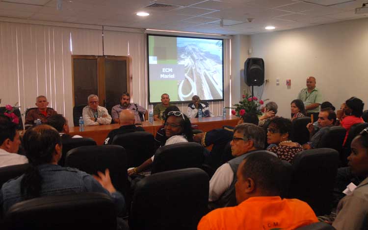 Encuentro de dirigentes sindicales de Latinoamérica con directivos de la Empresa de Construcción y Montaje del Mariel. Centro de negocio Pelicano. Foto: Agustín Borrego Torres