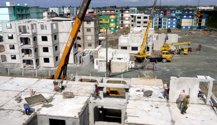 La masividad en la construcción de viviendas en algunas provincias obliga a redoblar la exigencia para garantizar una correcta ejecución. Foto: Roberto Carlos Medina