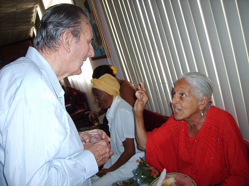 Canela junto con la fallecida colega y poetisa Nancy Robinson Calvet, durante un homenaje efectuado a esta ú8ltima en el acto de premiación del Concurso nacional de Poesía Regino Pedroso, del año 2010.