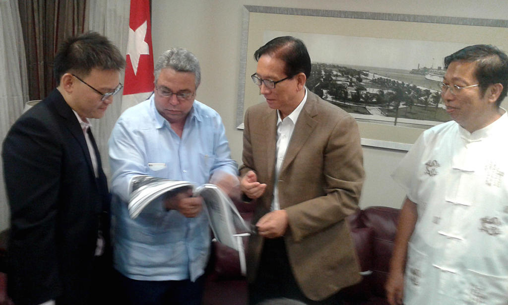 Tras la llegada, el visitante chino recibió de parte del Secretario General de la CTC información acerca del movimiento sindical cubano.