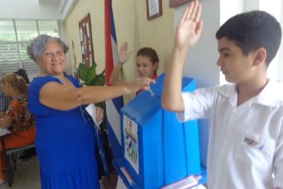 Dolores vota recordando a Fidel