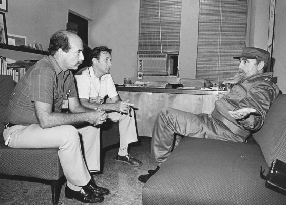 Visita del Comandante en Jefe Fidel Castro al periódico Trabajadores, en 1990. Aparecen Jorge Luis Canela, al fondo, y Lázaro Mujica, director y subdirector del periódico, respectivamente.