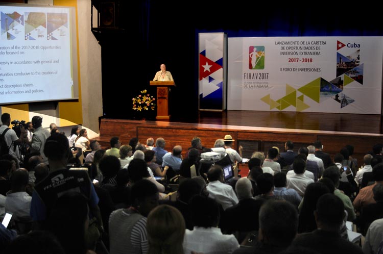 “Antes concebimos la inversión extranjera como un complemento al desarrollo económico, hoy la entendemos como una fuente de desarrollo y parte esencial de la estrategia en ese campo”, dijo Rodrigo Malmierca, ministro cubano de comercio exterior, al presentar la nueva Cartera de Oportunidades de Negocios a inversores extranjeros presentes en la Feria Internacional de La Habana. Foto: José Raúl Rodríguez Robleda