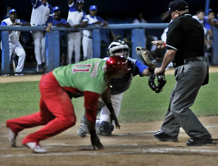 Las Tunas venció par de veces a Industriales con un juego agresivo en las bases. Foto: José Raúl Rodríguez Robleda.