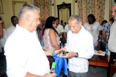 Entregan a Oscar López Rivera Escudo de la Provincia de Santiago de Cuba y símbolo del Festival del Caribe