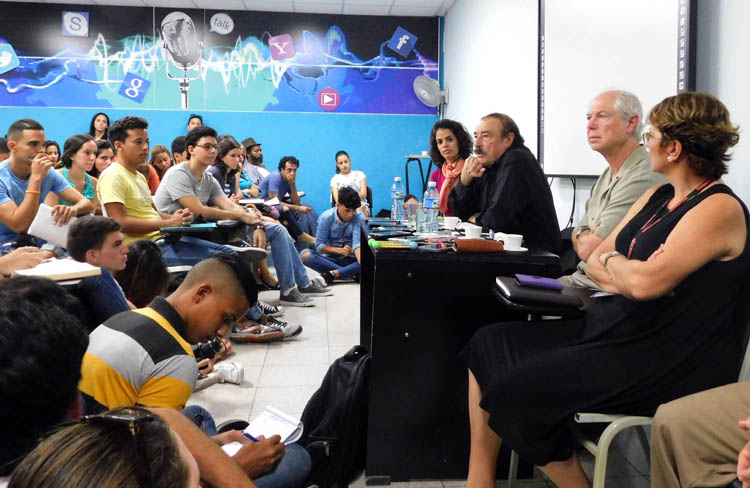 Los teóricos expusieron sus ideas a los futuros comunicadores. Foto: Raúl Abreu Martín