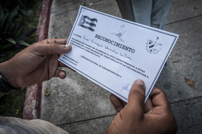 Los jóvenes que ejercen por primera vez su derecho al voto reciben un diploma de reconocimiento. Foto: René Pérez Massola