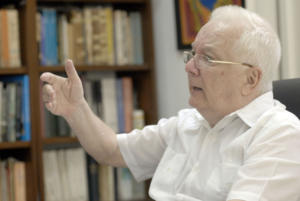 El Dr. Armando Hart Dávalos, Presidente de la Oficina del Programa Martiano, durante una entrevista en su despacho n la Oficina del Programa Martiano. Foto: Reno Massola