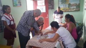 En familia, junto a su esposa Juana Elba, el Maestro Bonne acudió a ejercer su derecho al voto. Foto de la autora