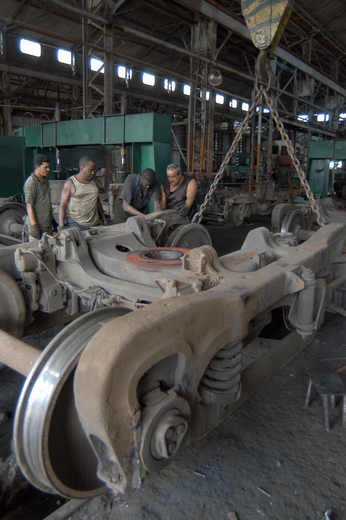 Mantener sobre la vía coches y locomotoras viejas constituye una necesaria osadía de innovadores y racionalizadores. Foto: Rene Pérez Massola