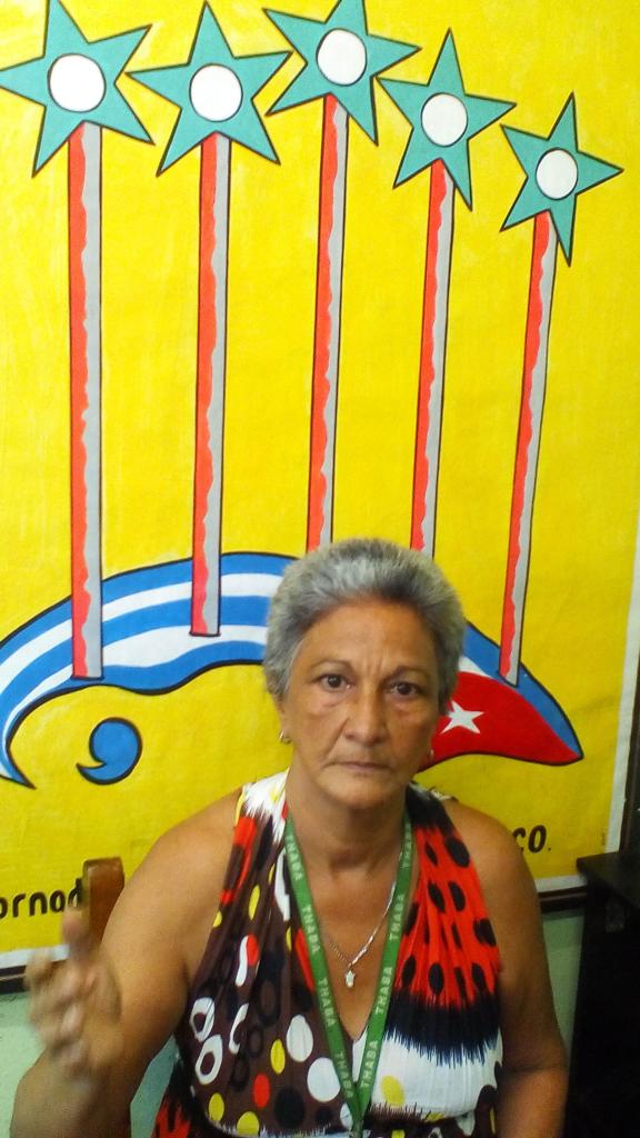 El quehacer laboral de Bertha no riñe con el apoyo que brinda a las elecciones como vocal de un colegio en la ciudad santiaguera. Foto: Betty Beatón Ruiz