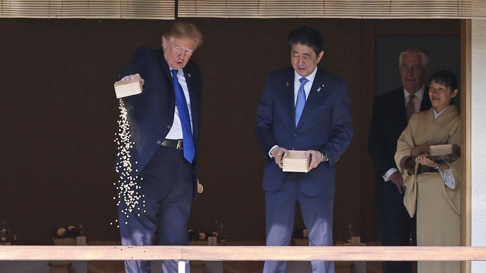 La visita de Trump a Japón no solo despertó críticas por su estilo grotesco, si no por incitar al rearme de un país que mantiene su constitución pacifista desde el término de la Segunda Guerra Mundial. Foto: tomada de www.lavanguardia.com