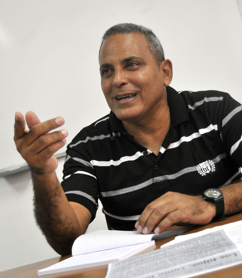 Los dirigentes sindicales requieren estar bien preparados para actuar con eficacia, representar a los trabajadores y también cumplir su papel de formadores de valores laborales, patrióticos y morales, afirma Carlos de Dios Oquendo, secretario general del SNTC. Foto: José Raúl Rodríguez Robleda