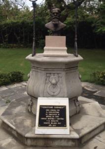 En la base del busto se lee la siguiente inscripción: “Venustiano Carranza”. Obra donada por el excelentísimo señor embajador de México en Cuba Enrique Martínez y Martínez, y el escultor Ernesto Milanés Ruiz. Año 2017. 