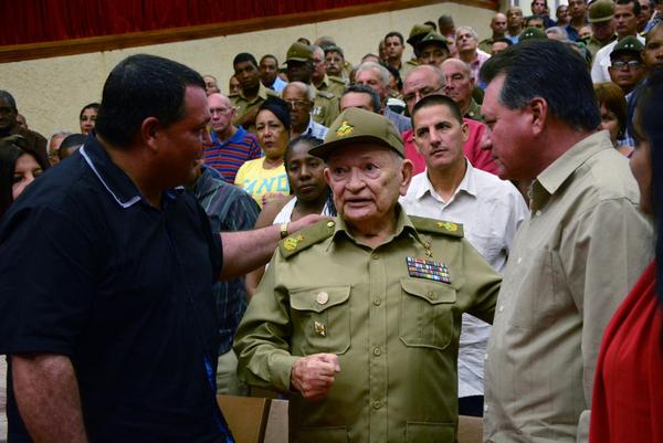 El Comandante de la Revolución y Héroe de la República de Cuba, Guillermo García Frías (C), conversa con Félix Duarte Ortega (I), Primer Secretario del Partido Comunista de Cuba, en la provincia Ciego de Ávila, y Raúl Pérez, presidente del Poder Popular provincial, en la gala de recordación a Fidel, en el teatro del Partido, a propósito de cumplirse un año de que su féretro pasara por esta ciudad de Ciego de Ávila. Foto: Osvaldo Gutiérrez Gómez