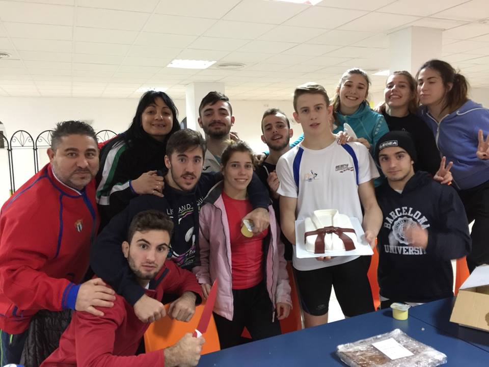 Javier y Legna junto a los alumnos en una actividad.