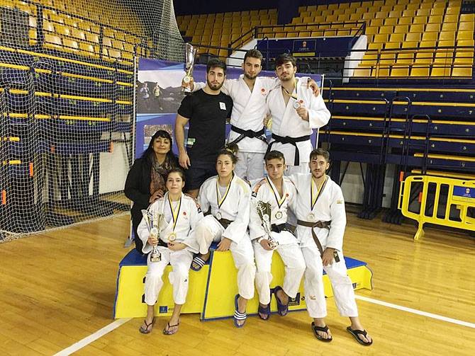 Legna y sus alumnos tras ganar un certamen europeo