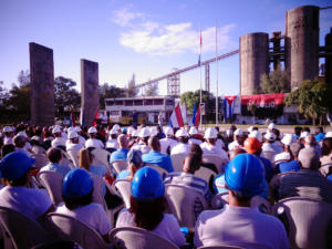 En la fábrica de cemento Carlos Marx, inaugurada por el líder de la Revolución cubana el 29 de mayo de 1980, se efectuó el acto principal de la provincia de Cienfuegos por el Día del Constructor.  Foto: Juan Carlos Dorado