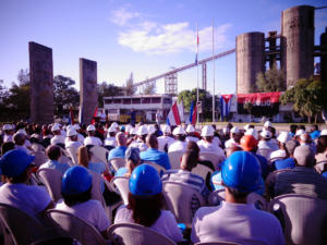 En la fábrica de cemento Carlos Marx, inaugurada por el líder de la Revolución cubana el 29 de mayo de 1980, se efectuó el acto principal de la provincia de Cienfuegos por el Día del Constructor. Foto: Juan Carlos Dorado