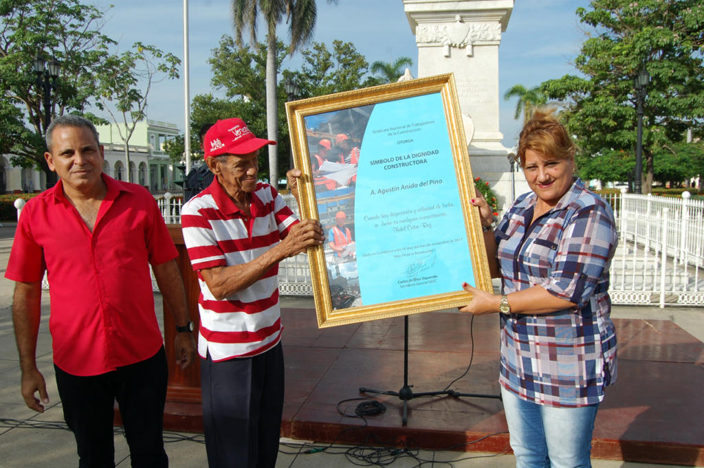 Agustín Anido del Pino, obrero de larga y destacada trayectoria en Villa Clara, recibió el diploma que le reconoce la condición de Símbolo de la Dignidad Constructora. Foto: Juan Carlos Dorado