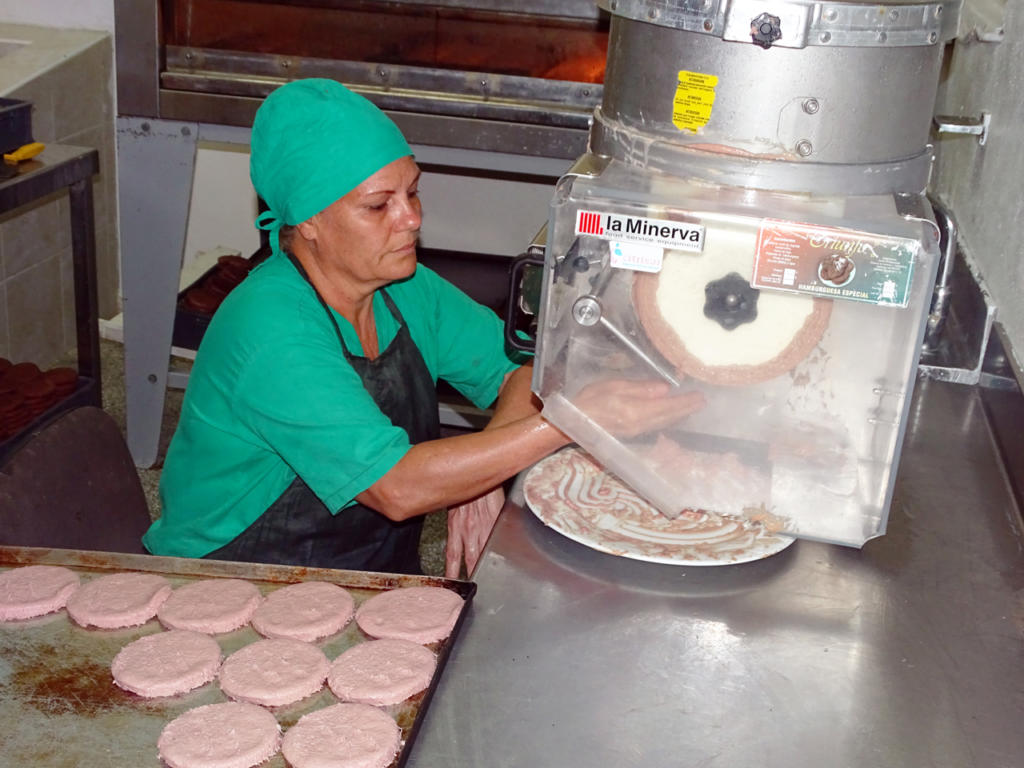 Las producciones a partir de la carne posibilitan ampliar y variar la oferta alimentaria. Foto: Annyslei Bieisa Gómez
